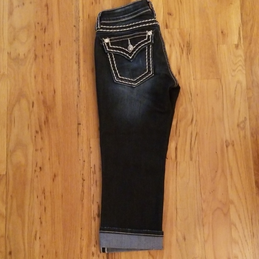 Sz 28 miss me cuffed capris